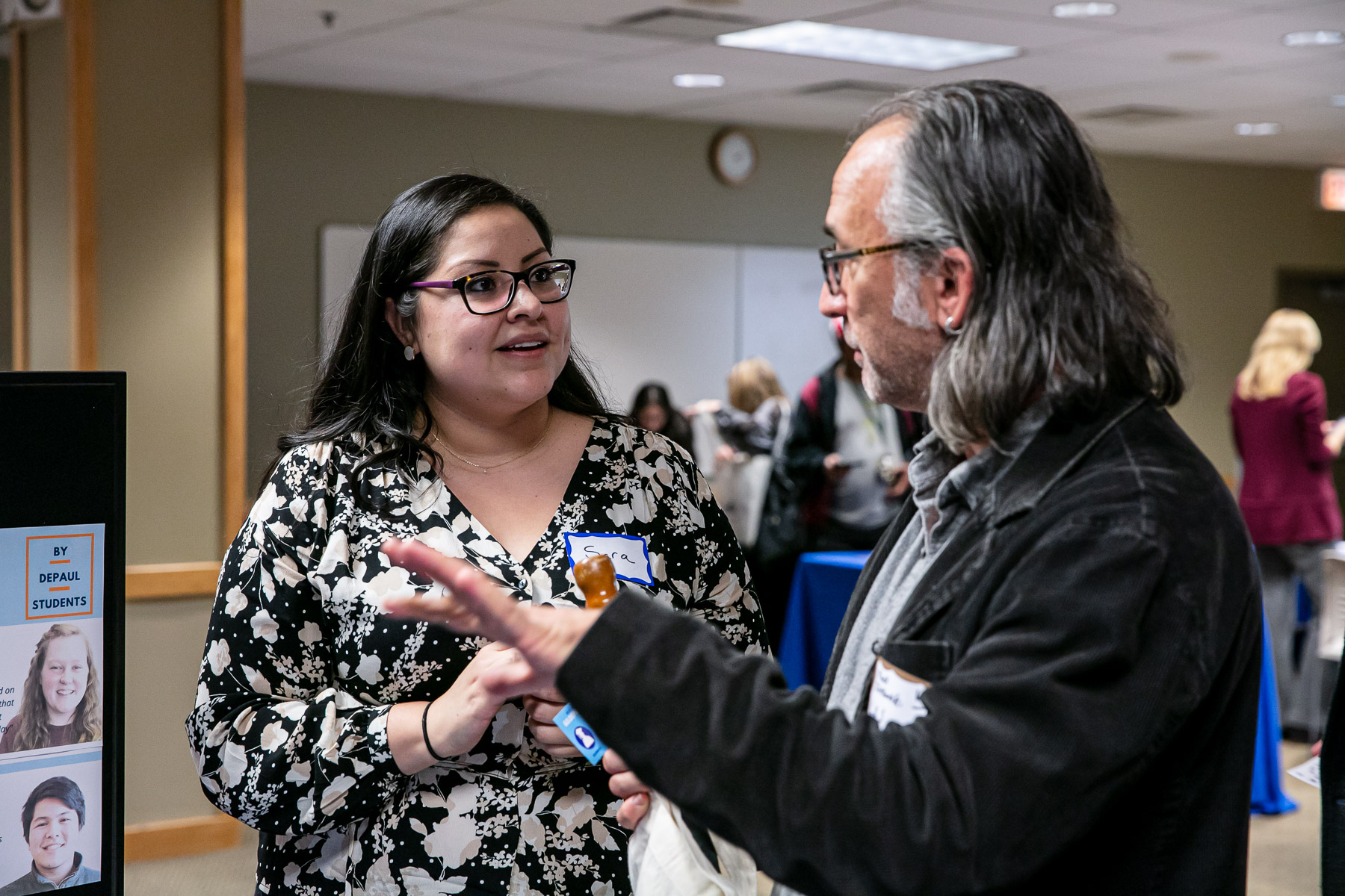 Sara Hernandez, assistant director for supplemental instruction in the Center for Teaching and Learning, talks with an attendee. (DePaul University/Randall Spriggs)